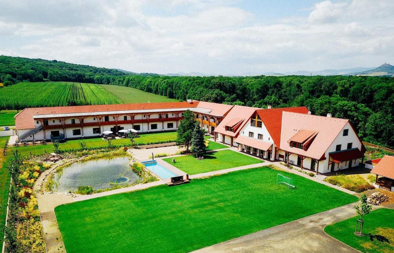 Dvůr Perlová voda Budyne nad Ohri Exterior foto