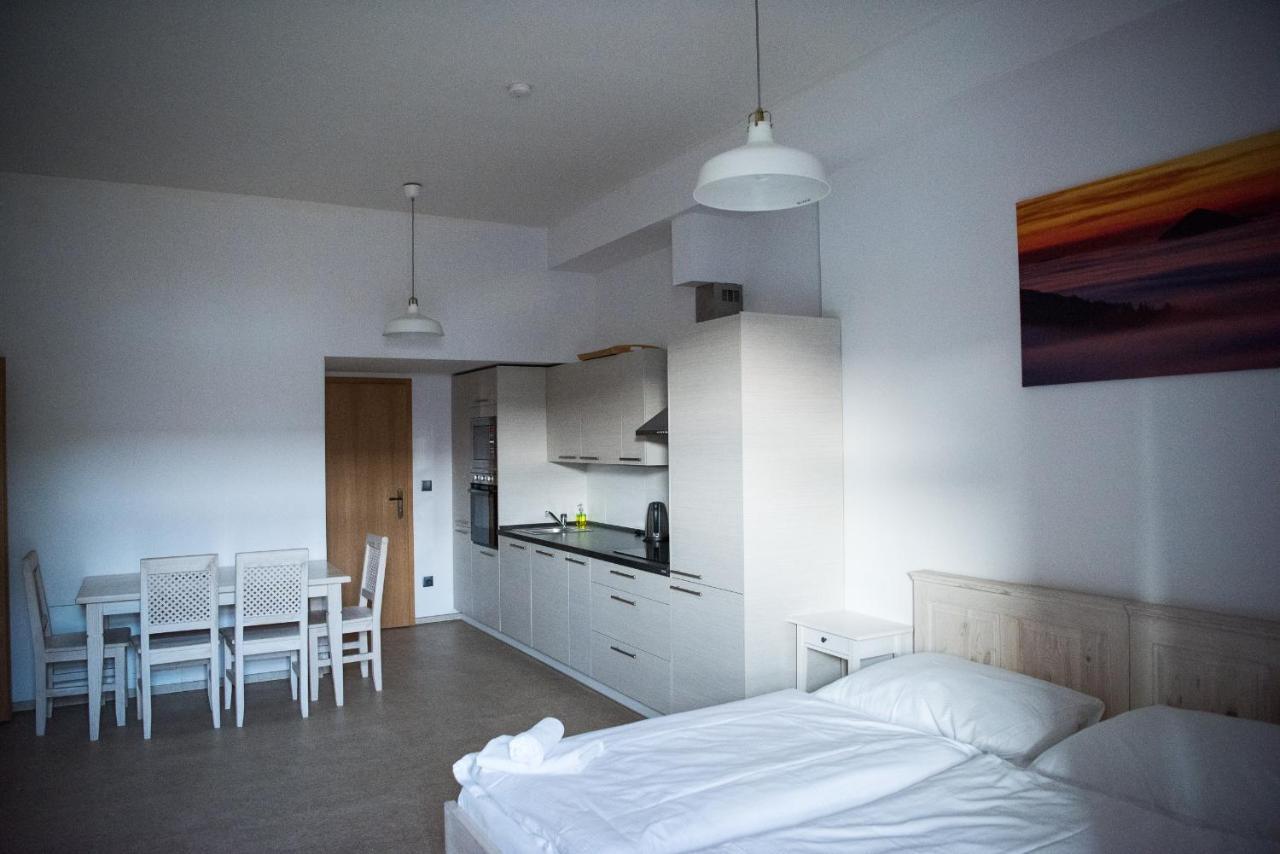 Dvůr Perlová voda Budyne nad Ohri Exterior foto